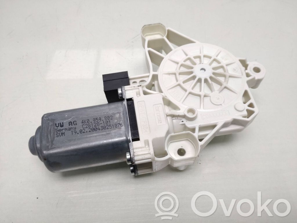 Volkswagen Golf VII Front door window regulator motor 