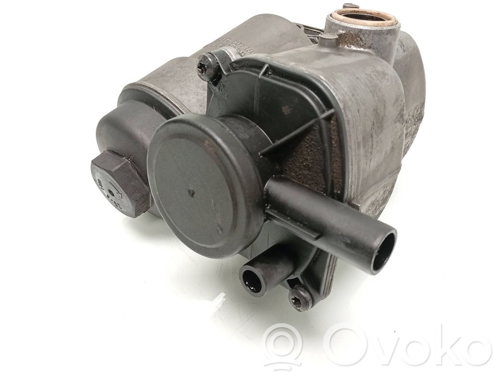 Volvo XC70 Oil filter mounting bracket 