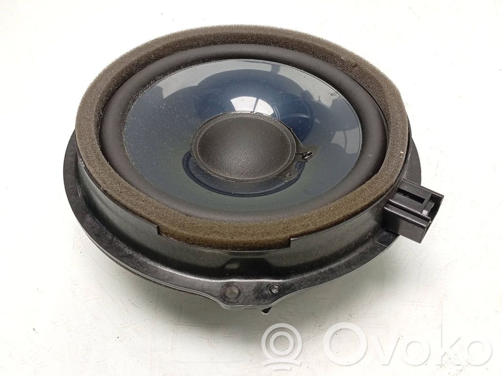 Ford Focus Takaoven kaiutin 