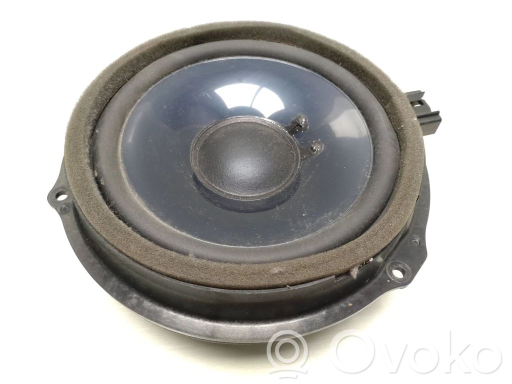 Ford Focus Takaoven kaiutin 