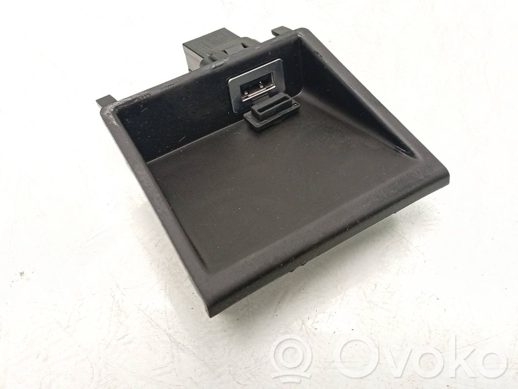 Volvo V40 USB socket connector 