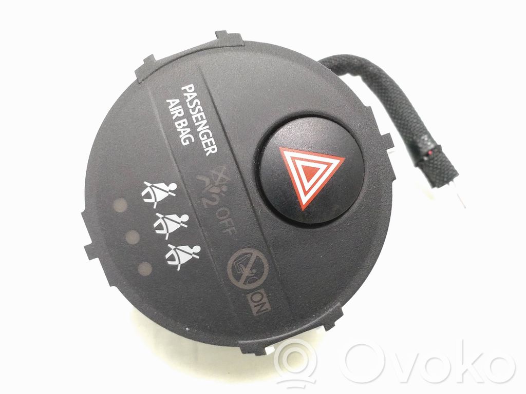 Toyota Yaris Przycisk świateł awaryjnych 