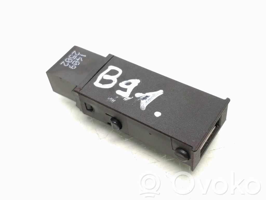 Enchufe conector USB   13317918