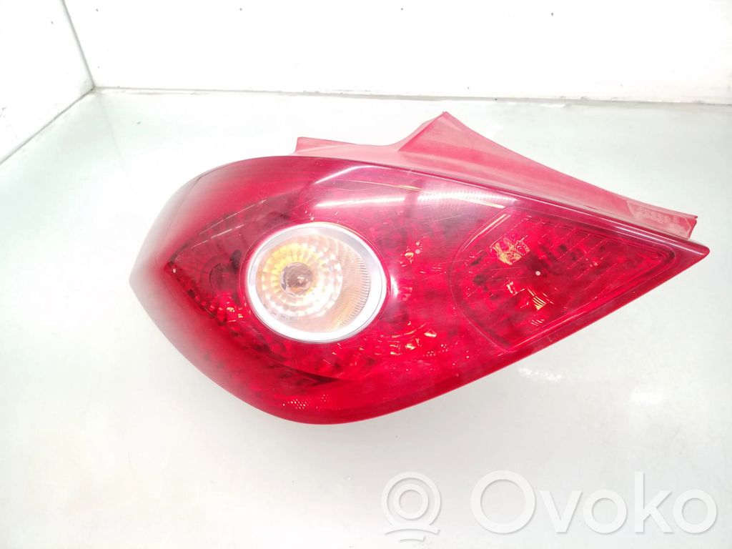 Opel Corsa D Aizmugurējais lukturis virsbūvē 