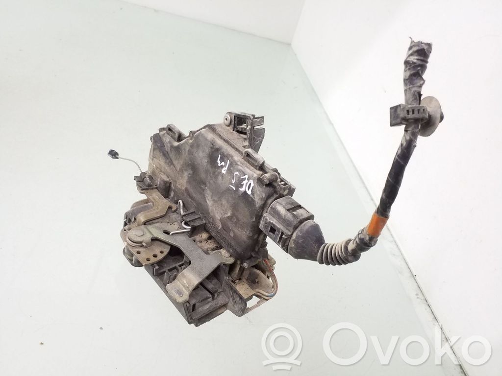 Volkswagen PASSAT B5 Front door lock 