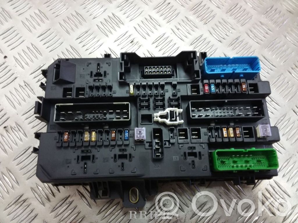 Opel Astra H Fuse module 