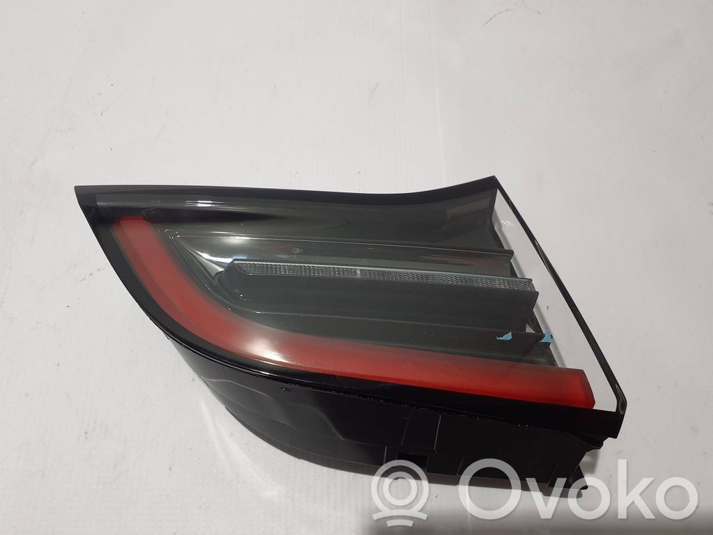 Tesla Model Y Aizmugurējais lukturis pārsegā 
