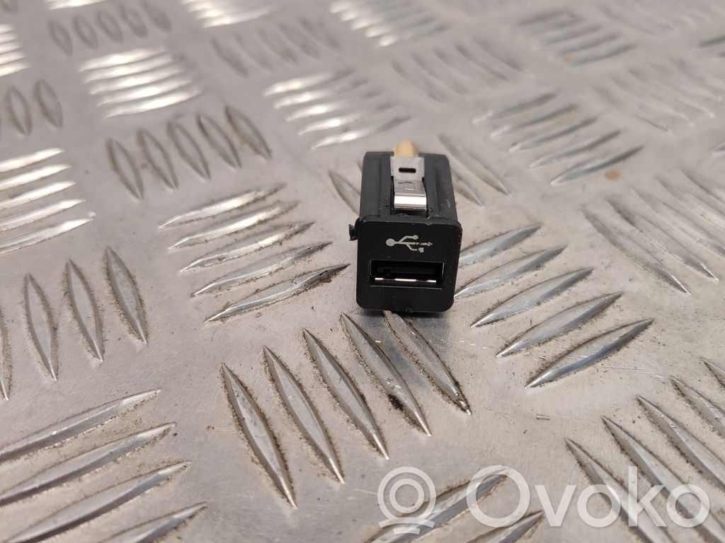 BMW 7 F01 F02 F03 F04 USB jungtis 