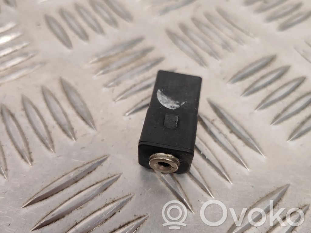 Volvo V60 Enchufe conector entrada auxiliar 