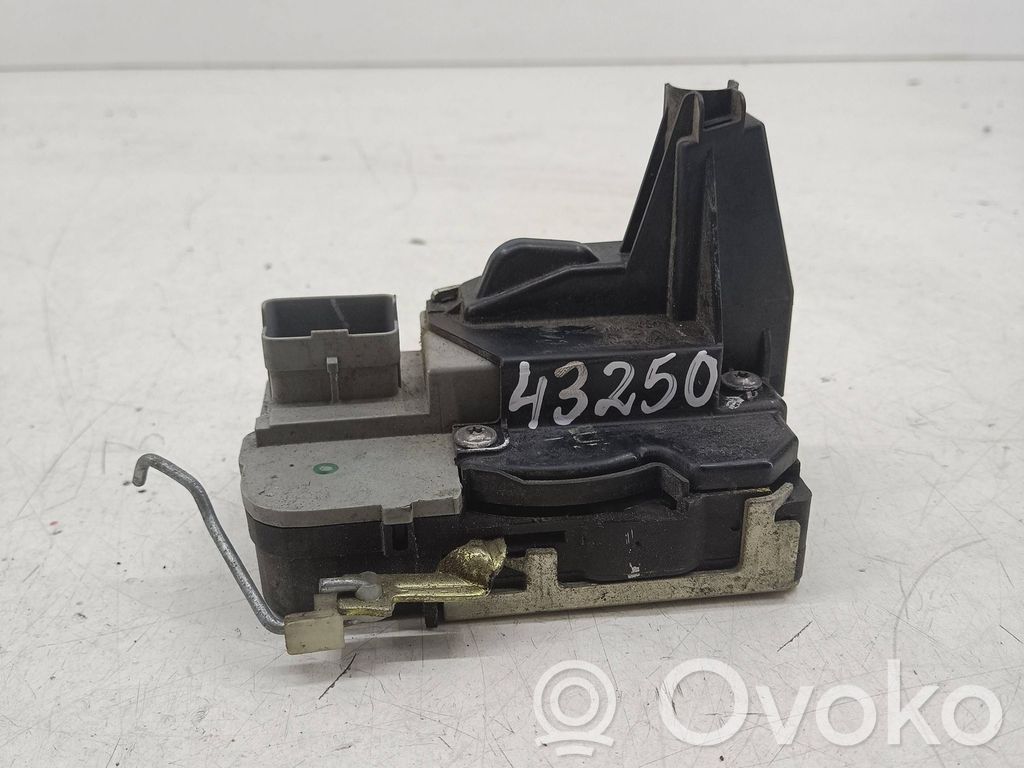 Peugeot 307 Priekšpusē slēdzene 