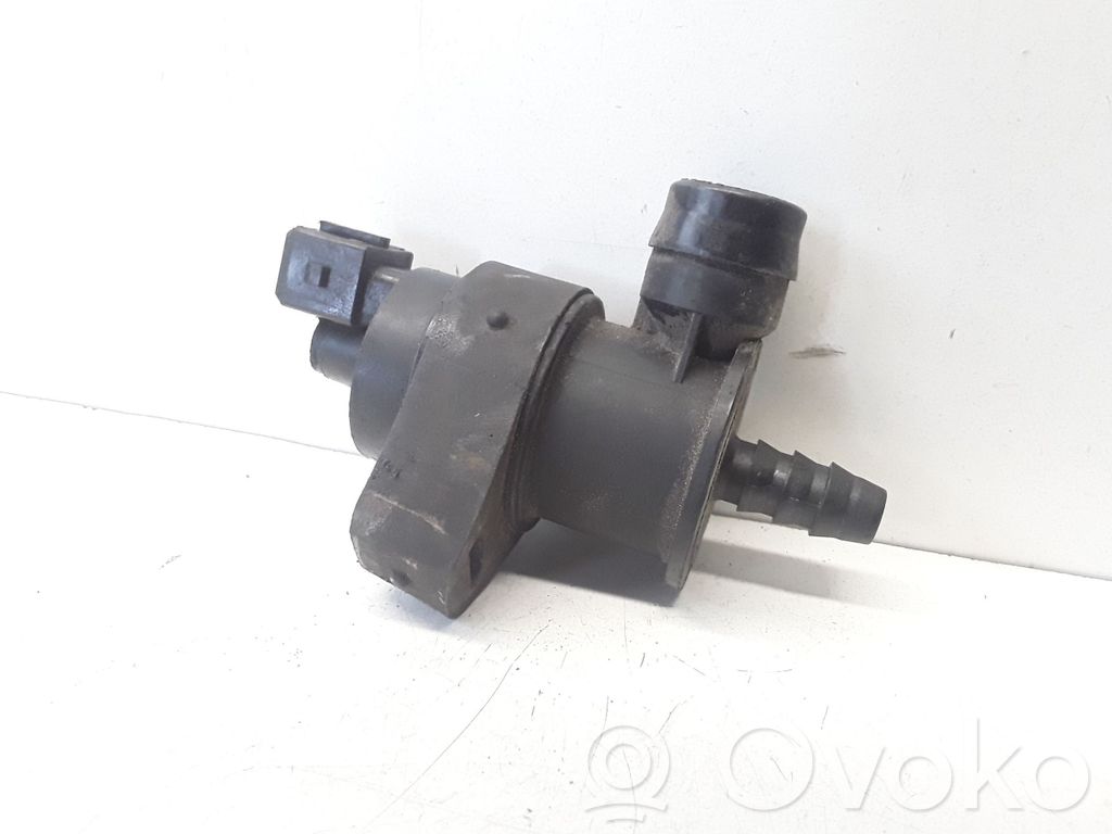 Volvo XC90 Valve vacuum 