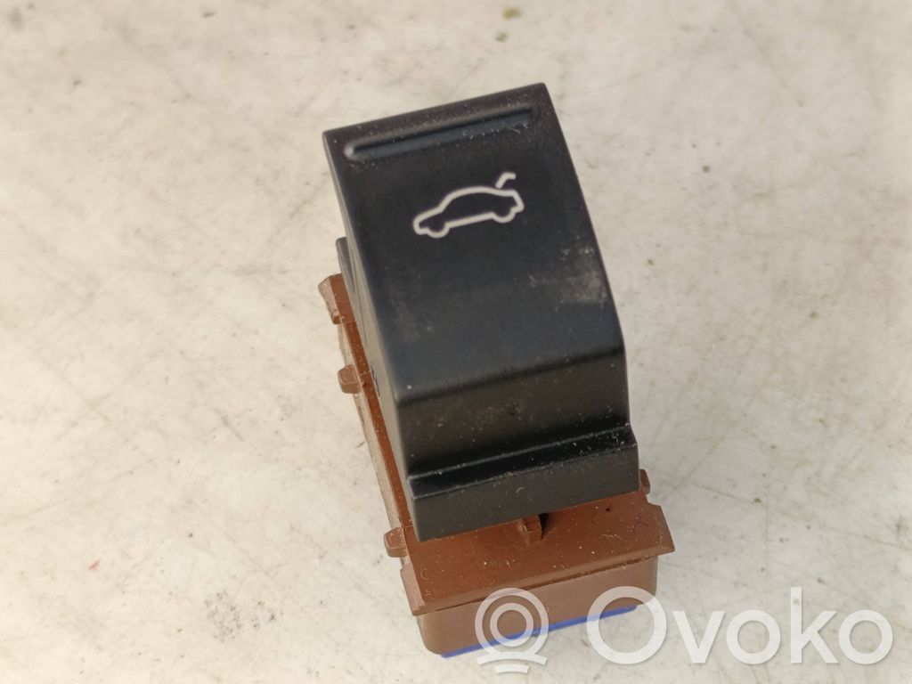 Volkswagen PASSAT B7 Tailgate opening switch 