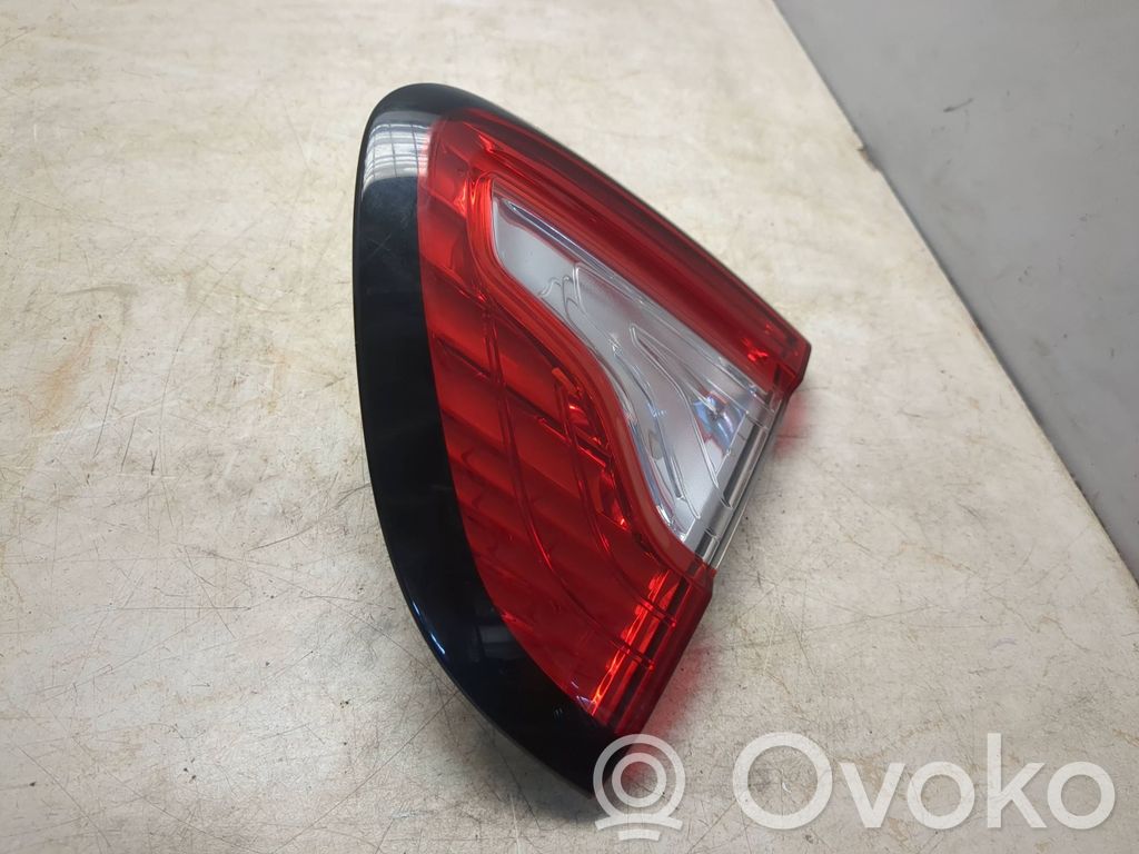 Renault Captur Aizmugurējais lukturis pārsegā 