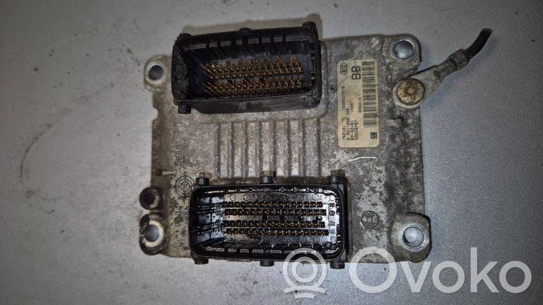 Opel Zafira B Engine control unit/module 