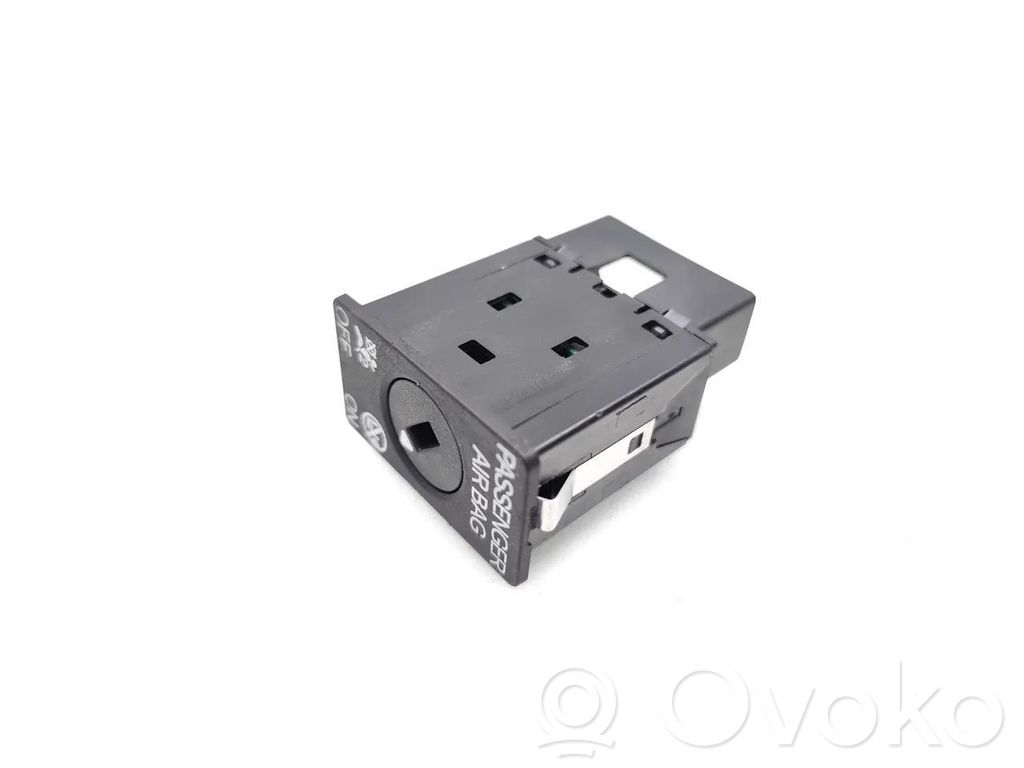 Volkswagen Polo VI Passenger airbag on/off switch 