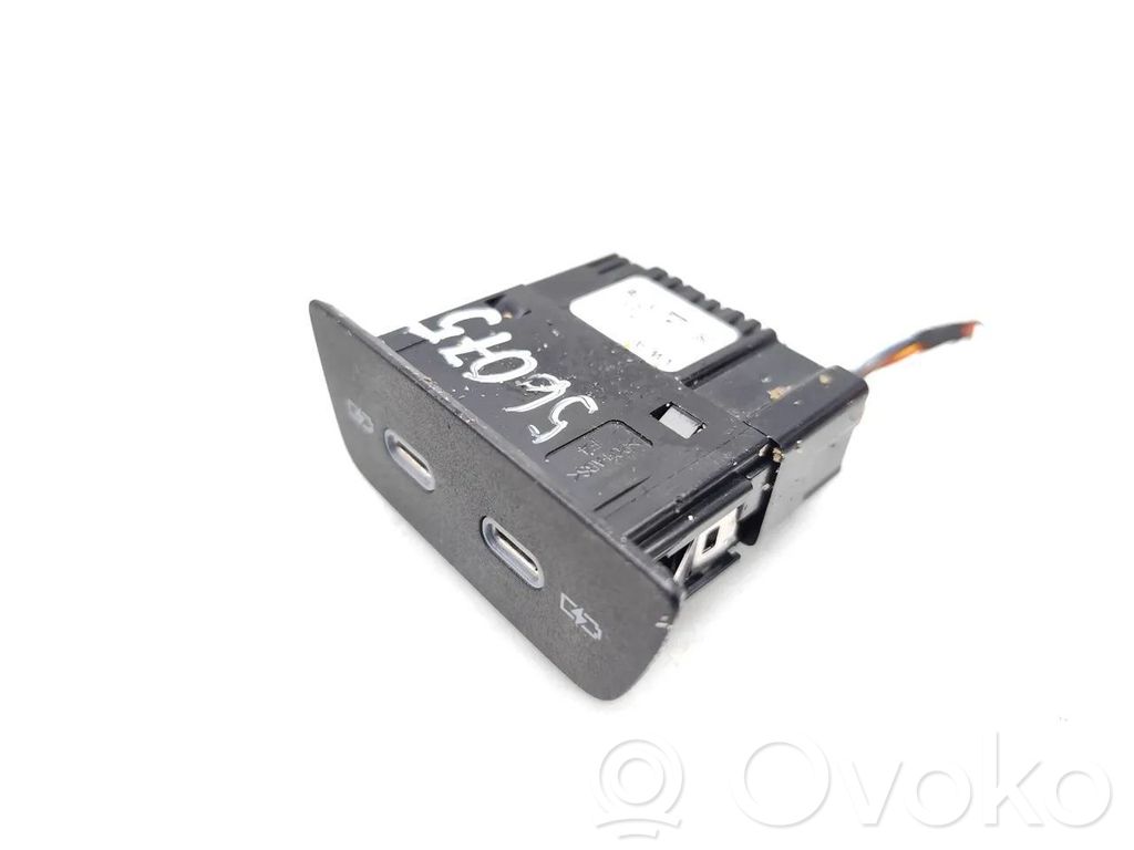 Nissan Leaf I (ZE0) USB socket connector 