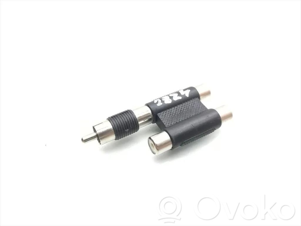 AUX-pistokeliitin
