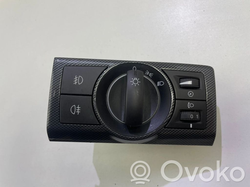 Light switch   25873730