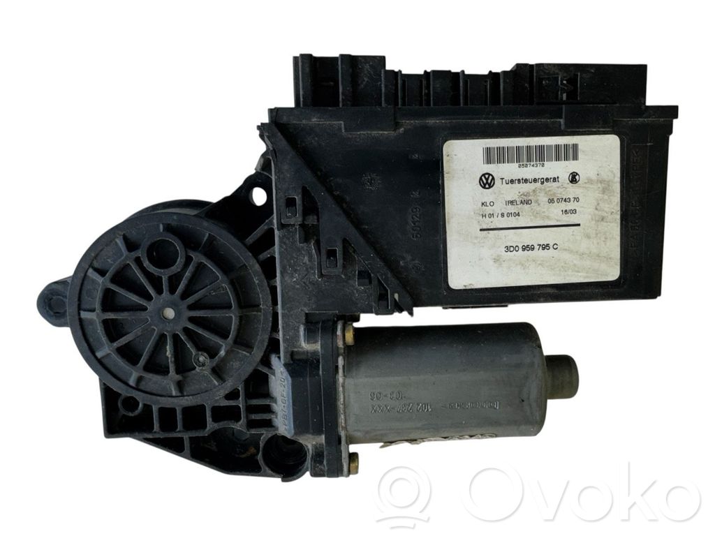 Volkswagen Touareg I Front door window regulator motor 