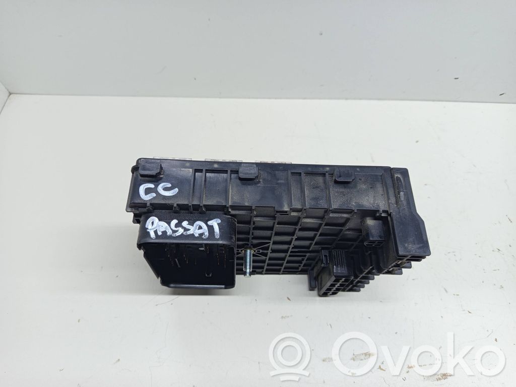 Volkswagen PASSAT CC Fuse module 