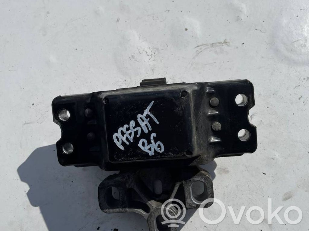 Volkswagen PASSAT B6 Engine mount bracket 