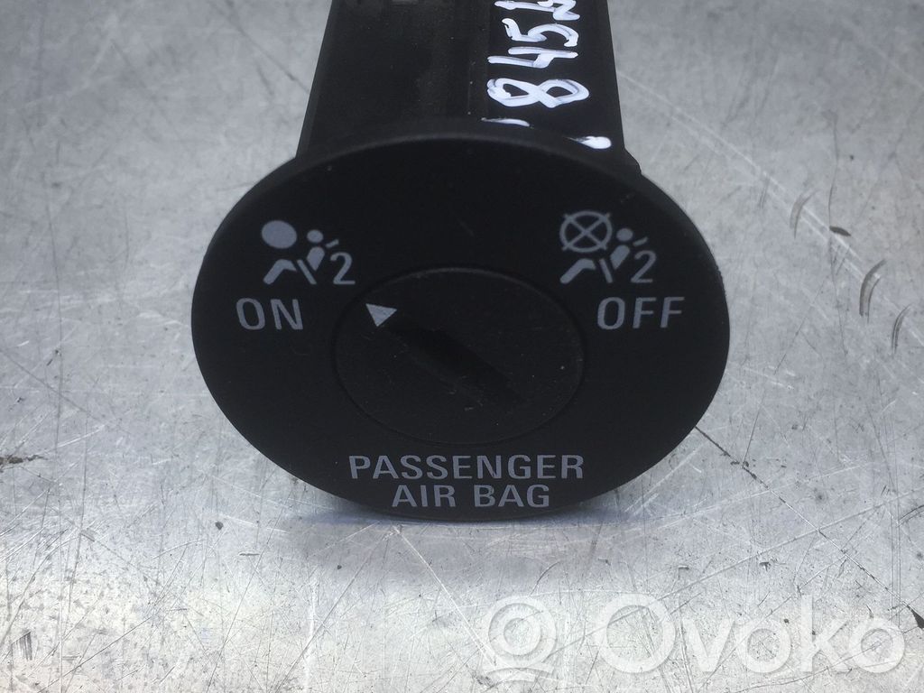 Opel Insignia A Passenger airbag on/off switch 