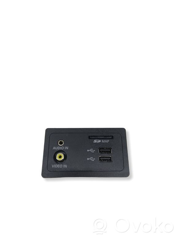 Infiniti Q50 USB-pistokeliitin 