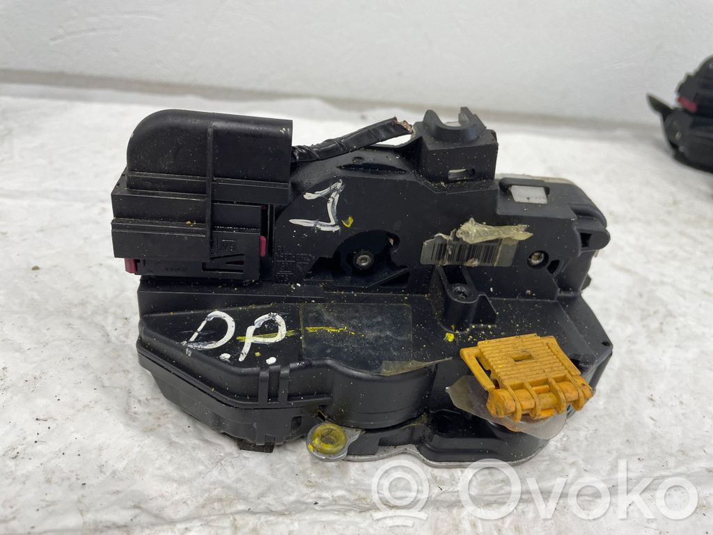 Opel Astra J Front door lock 