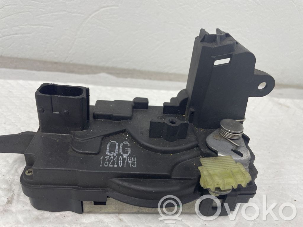 Opel Zafira B Front door lock 