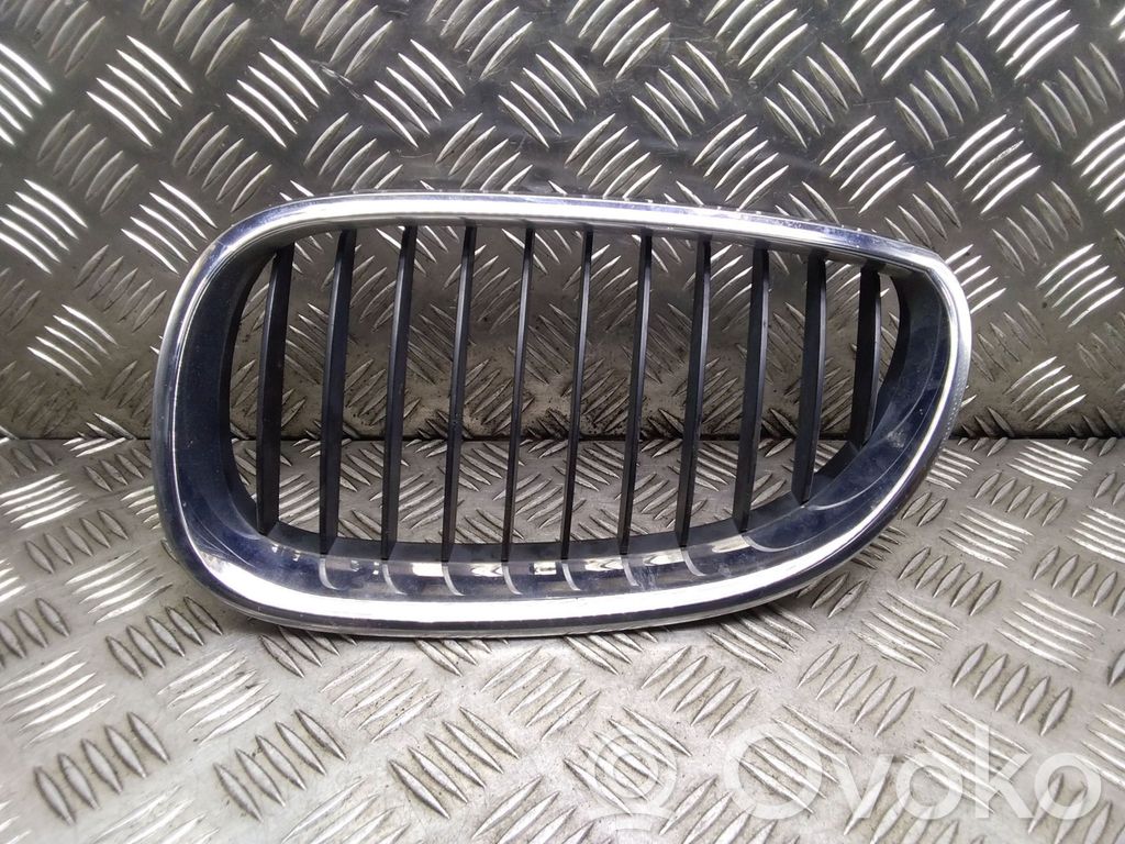 BMW 5 E60 E61 Augšējais režģis 