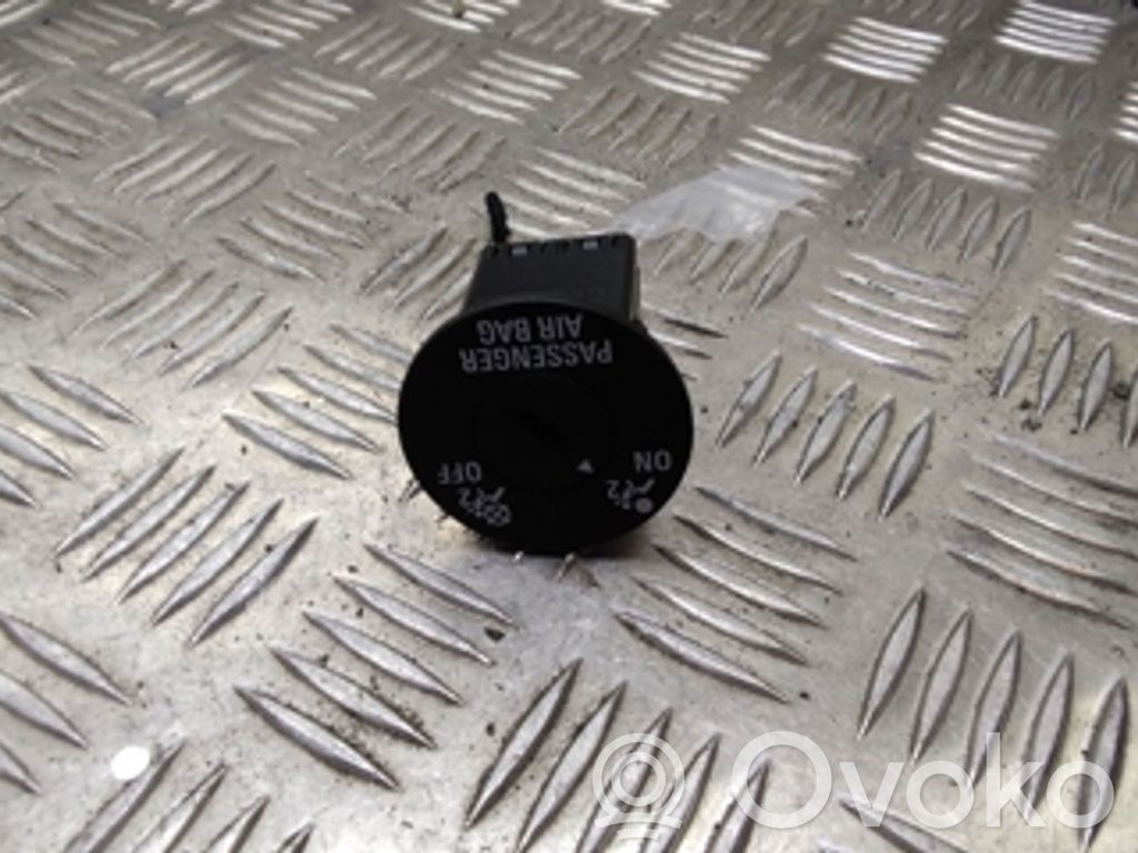 Opel Meriva B Passenger airbag on/off switch 