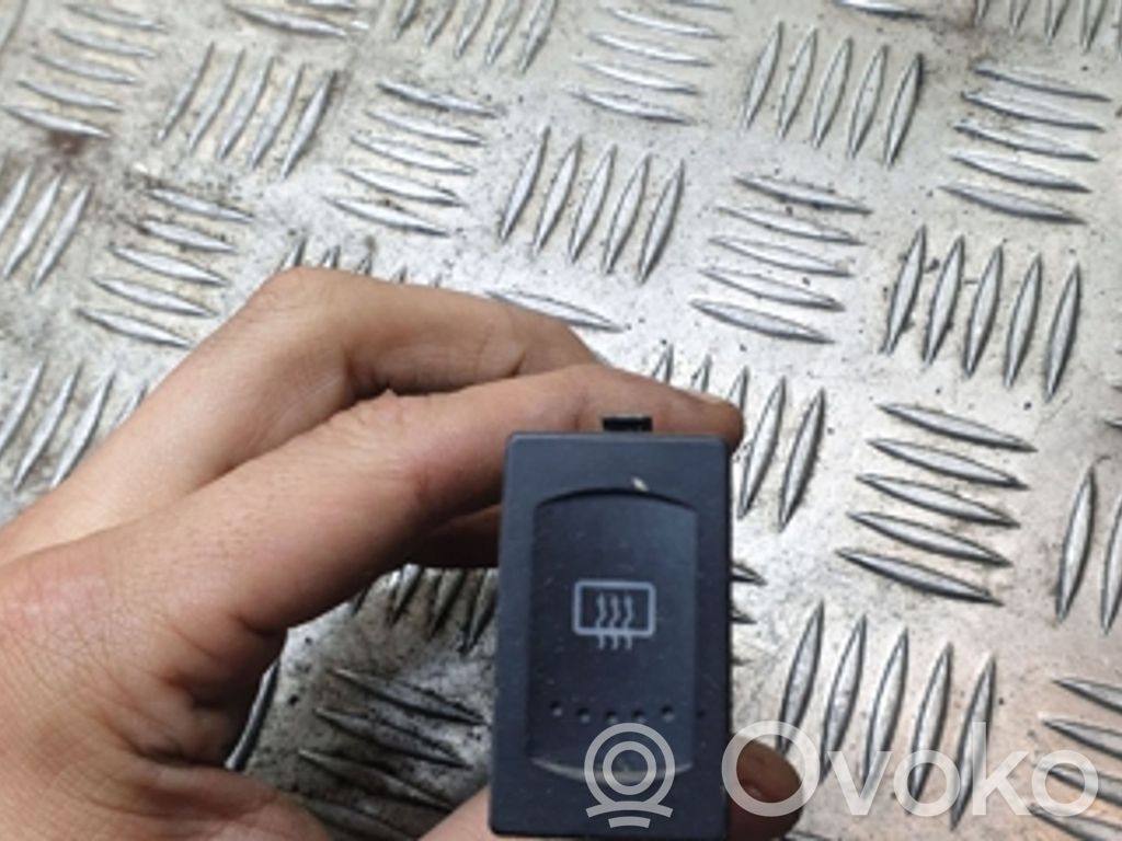 Volkswagen PASSAT B5 Windscreen/window heater switch 