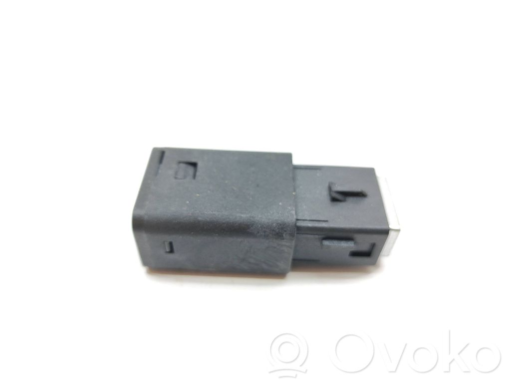 Peugeot 208 II USB savienotājs 