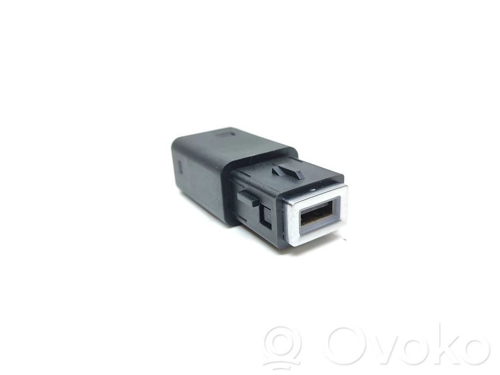 Peugeot 208 II USB savienotājs 