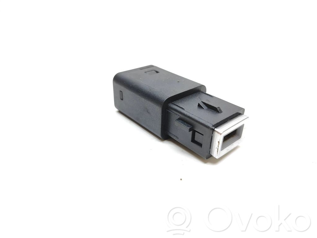 Peugeot 208 II USB savienotājs 