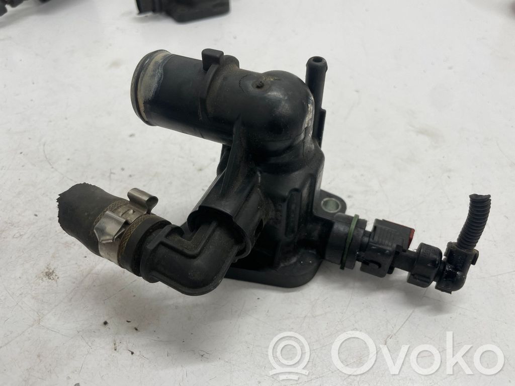 Opel Astra J Carcasa del termostato 