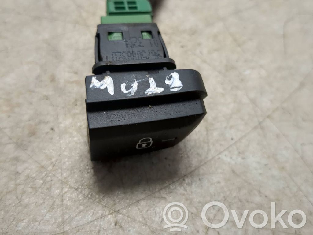 Peugeot 2008 I Central locking switch button 
