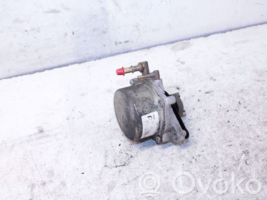 Opel Astra J Vacuum pump 