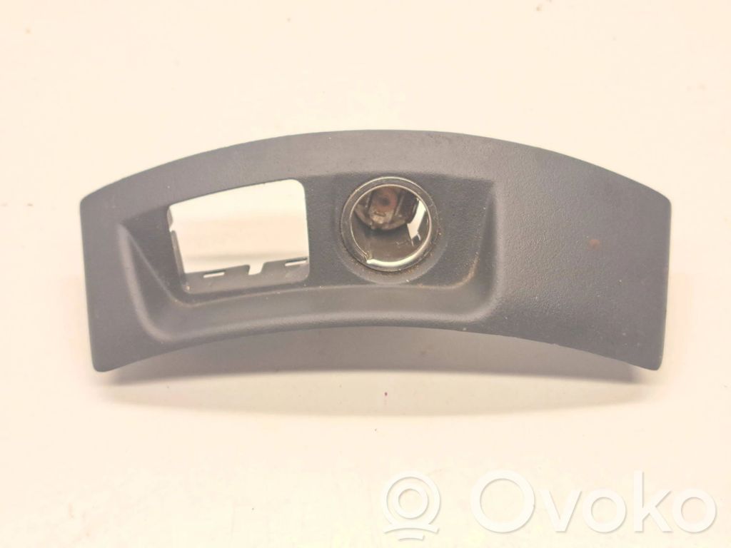 Volvo V50 12 V lizdas (priekyje) 