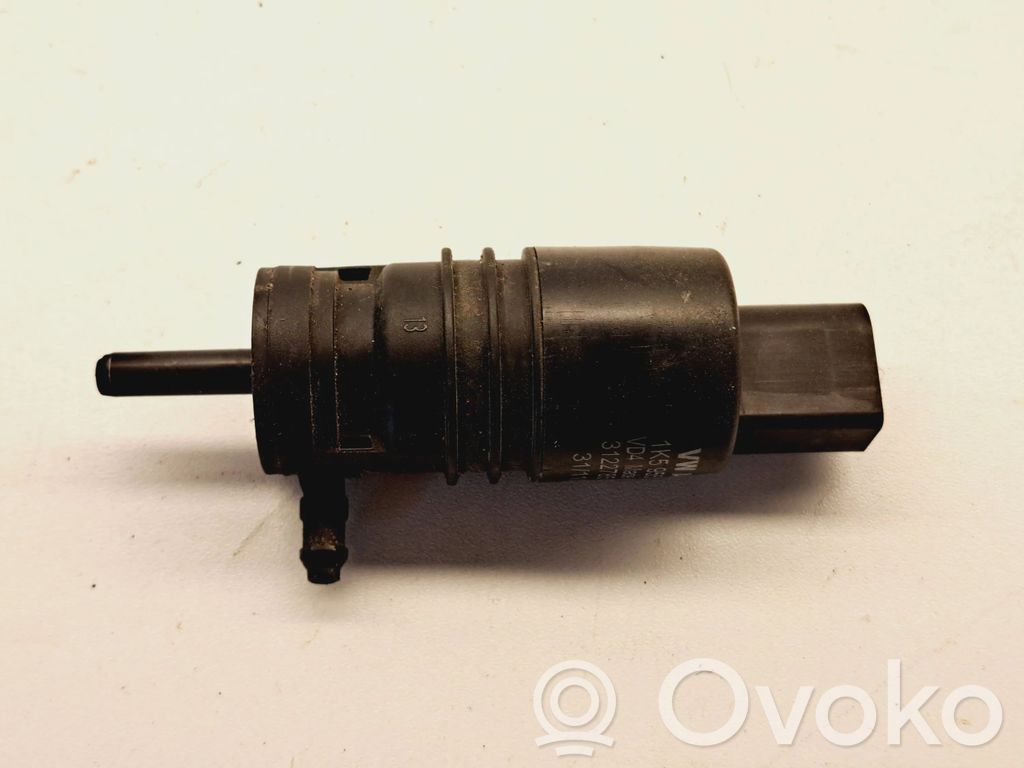 Volkswagen PASSAT B7 Windscreen/windshield washer pump 