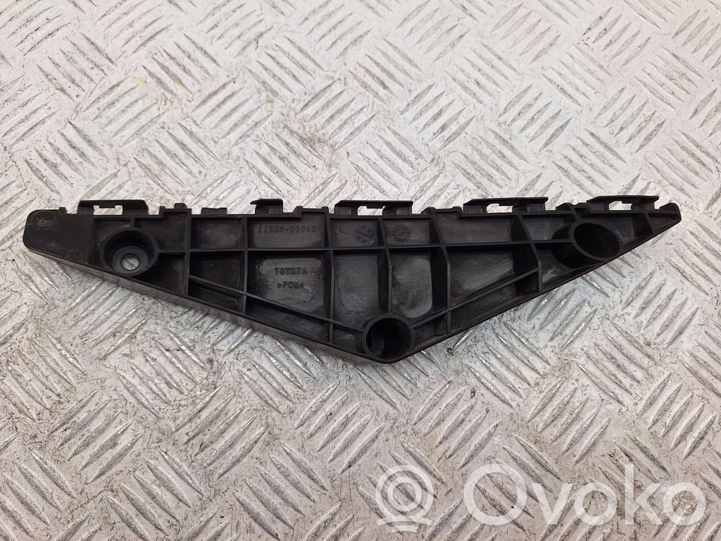Toyota Avensis T270 Staffa di rinforzo montaggio del paraurti anteriore 