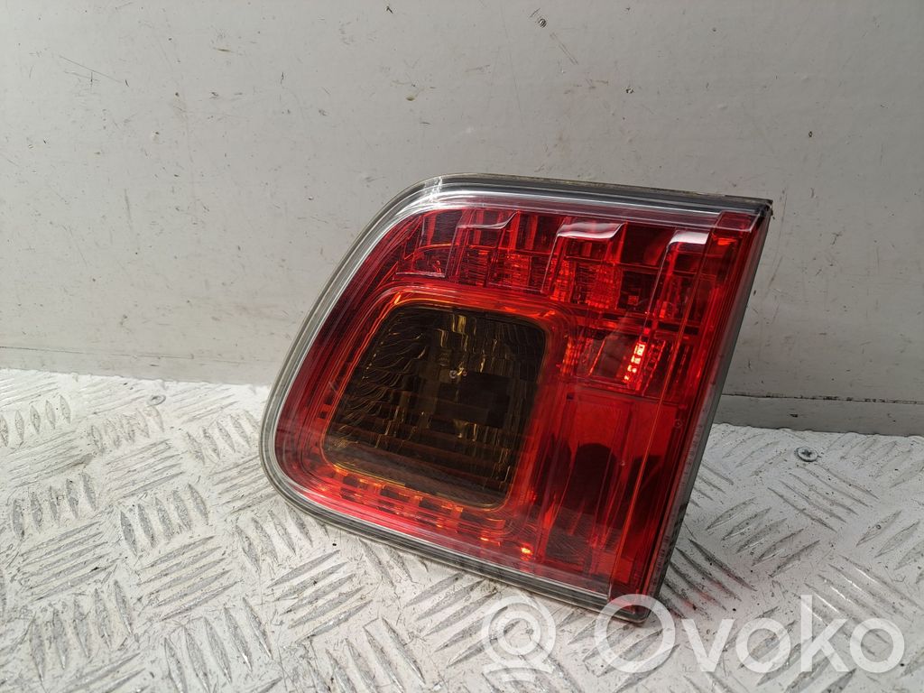 Toyota Avensis T270 Lampă spate în capacul portbagajului 