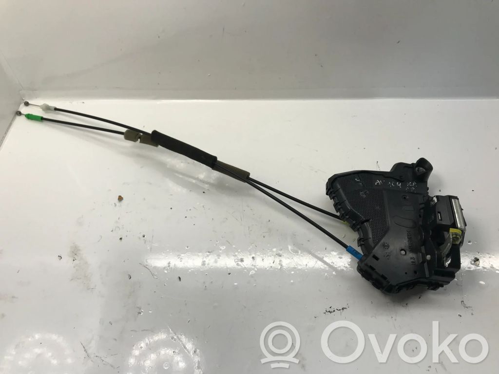 Toyota Avensis T270 Priekšpusē slēdzene 