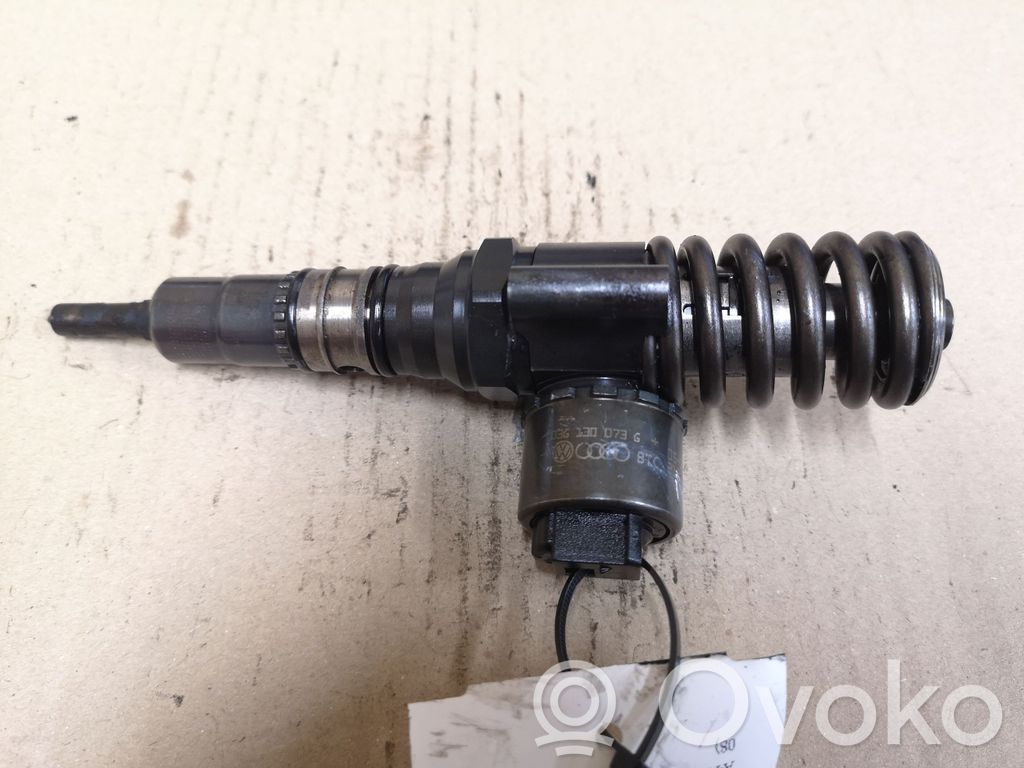 Audi A4 S4 B7 8E 8H Fuel injector 