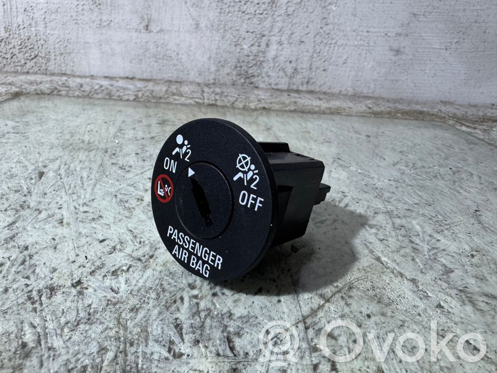 Opel Astra K Passenger airbag on/off switch 