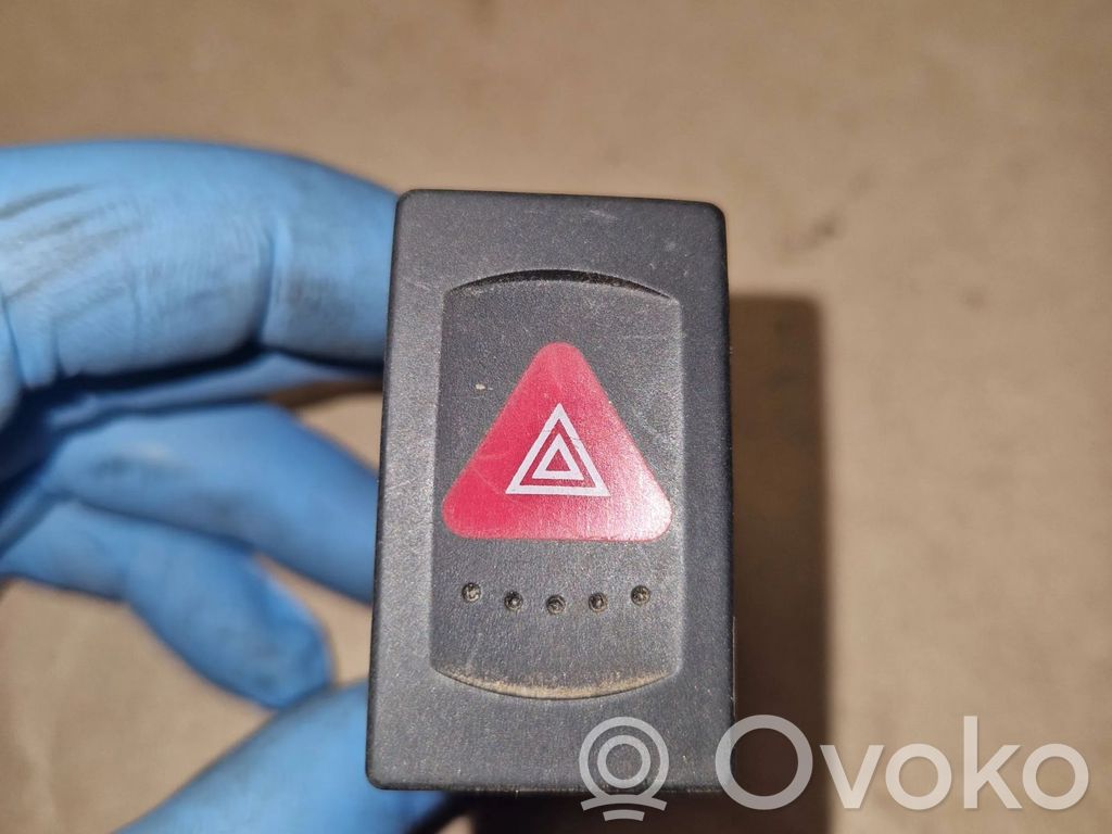 Volkswagen PASSAT B5.5 Hazard light switch 