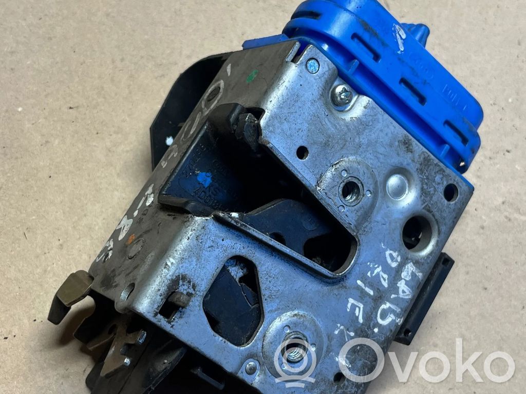 Audi A4 S4 B5 8D Priekinė durų spyna 
