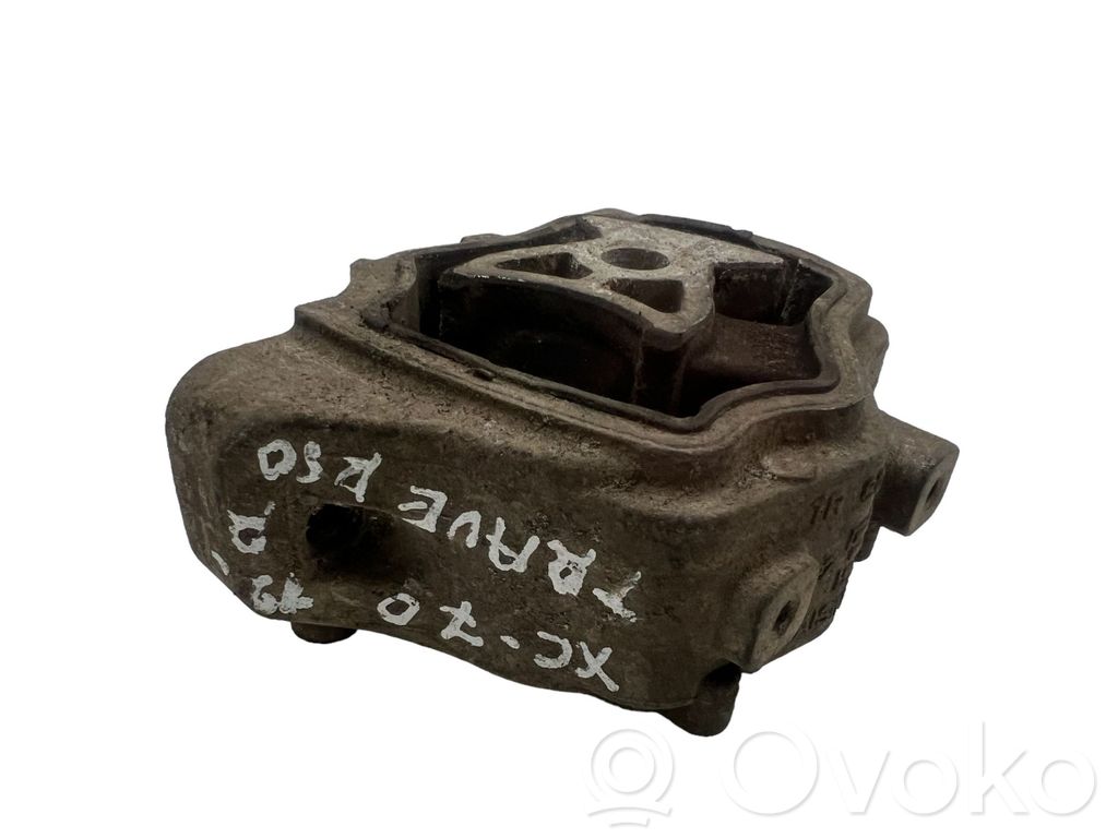 Volvo XC70 Engine mount bracket 