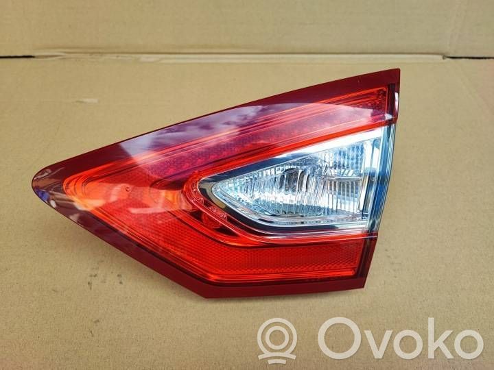 Ford Mondeo MK V Aizmugurējais lukturis pārsegā 