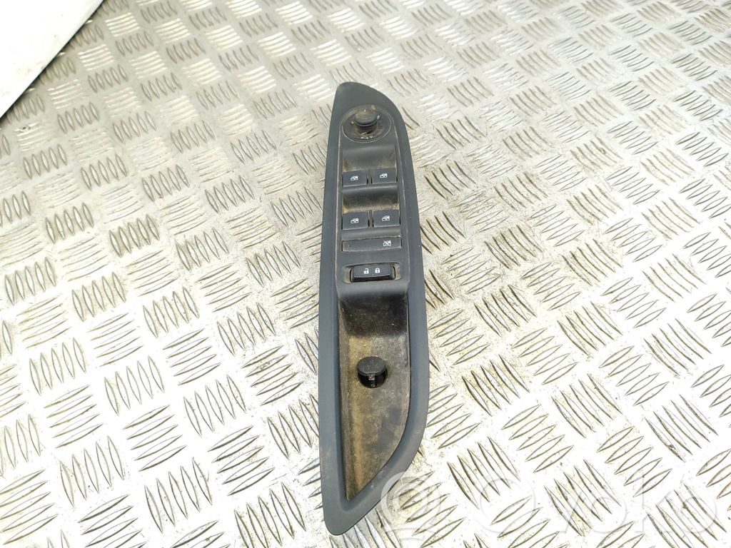 Opel Mokka Electric window control switch 